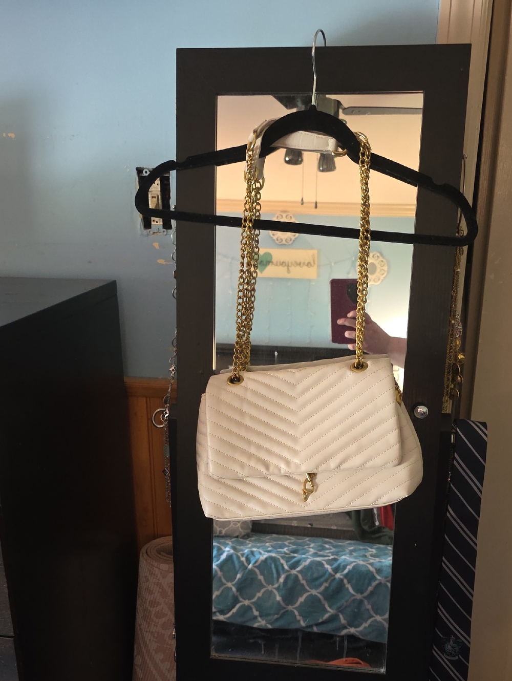 Elegant White Quilted Shoulder Bag with Gold Chain Strap